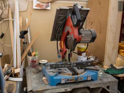 Per tagliare poi il legno c�� la troncatrice...